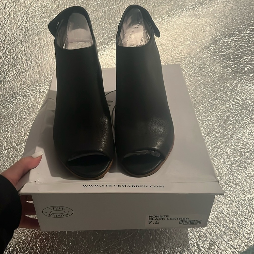 Black soft leather bootie “nonstp” Steve Madden